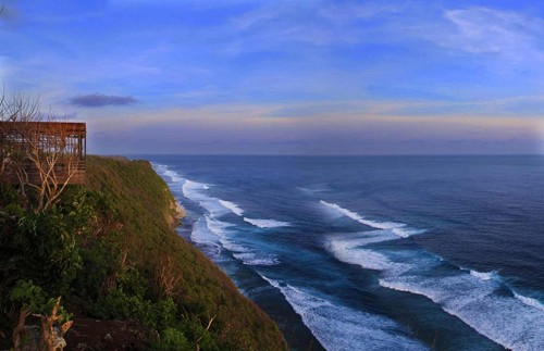 Khách sạn tọa lạc trên đỉnh một vách núi đá nhìn thẳng ra đại dương bao la - Ảnh © alila hotels