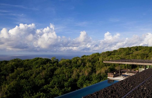 Bao bọc phía sau và 2 bên bởi những cánh rừng - Ảnh © alila hotels